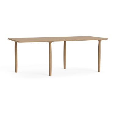 Et minimalistisk design spisebord i træ med en glat plade og let tilspidsede ben, isoleret mod en hvid baggrund.