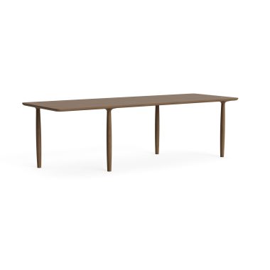 Et moderne design spisebord i træ med en lang, oval plade og fire slanke, tilspidsede ben, isoleret på en almindelig hvid baggrund.
