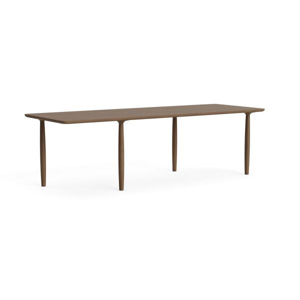 Et moderne design spisebord i træ med en lang, oval plade og fire slanke, tilspidsede ben, isoleret på en almindelig hvid baggrund.