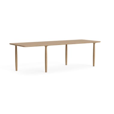 Et minimalistisk træbord med en glat, aflang plade og fire slanke, let tilspidsede ben, isoleret på en hvid baggrund. Perfekt til elegante designmøbler.