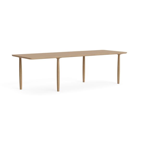 Et minimalistisk træbord med en glat, aflang plade og fire slanke, let tilspidsede ben, isoleret på en hvid baggrund. Perfekt til elegante designmøbler.