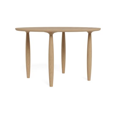 Et minimalistisk design træbord med en glat, oval plade og tre tilspidsede ben, isoleret på en hvid baggrund.