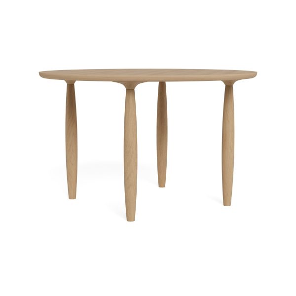 Et minimalistisk design træbord med en glat, oval plade og tre tilspidsede ben, isoleret på en hvid baggrund.