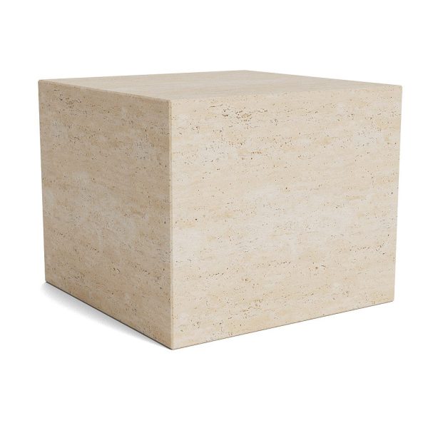 En simpel beige-farvet terningformet designmøbler lavet af spånplader, isoleret på en hvid baggrund. Overfladen af terningen viser et tekstureret, let plettet mønster.