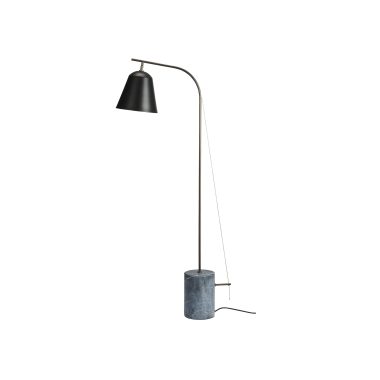 En moderne gulvlampe med et buet metalstativ og en cylindrisk marmorbase, med en matsort kegleformet lampeskærm. NORR11 - Line One Gulvlampe har et minimalistisk design og er sat mod en hvid baggrund.