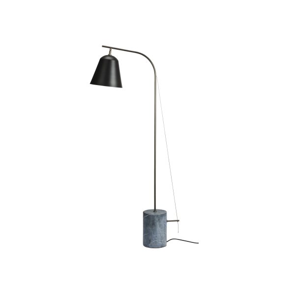 En moderne gulvlampe med et buet metalstativ og en cylindrisk marmorbase, med en matsort kegleformet lampeskærm. NORR11 - Line One Gulvlampe har et minimalistisk design og er sat mod en hvid baggrund.