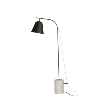 En elegant NORR11 - Line One Gulvlampe med marmorfod, buet metalstativ og en sort metallampeskærm sat mod en hvid baggrund.