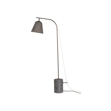 En moderne gulvlampe med en buet guldstand og en grå lampeskærm, med en matchende cylindrisk cementbase og en synlig strømledning på hvid baggrund, NORR11 - Line One Gulvlampe.