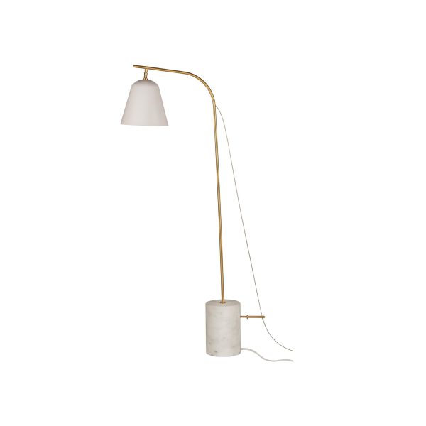 EN NORR11 - Line One Gulvlampe med en hvid skærm og en buet gylden arm, stående på en cylindrisk marmorbase, isoleret på en hvid baggrund.