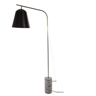 En NORR11 - Line Two Gulvlampe med et slankt, buet metalstativ og en mørk skærm, forankret af en cylindrisk marmorbase, på en hvid baggrund.