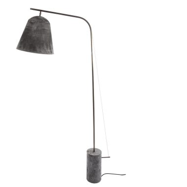 Gulvlampe med buet metalstativ og betonfod, med en stor, omvendt klokkeformet skærm i en distressed grå finish. NORR11 - Line Two Gulvlampe har et minimalistisk, industrielt design.