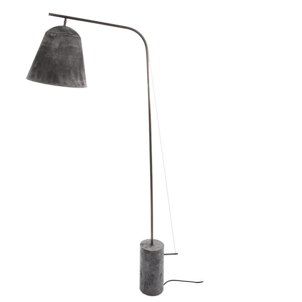 Gulvlampe med buet metalstativ og betonfod, med en stor, omvendt klokkeformet skærm i en distressed grå finish. NORR11 - Line Two Gulvlampe har et minimalistisk, industrielt design.