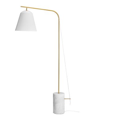En NORR11 - Line Two Gulvlampe med et slankt guldstativ buet over en hvid lampeskærm, forankret af en cylindrisk marmorbase.