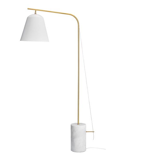En NORR11 - Line Two Gulvlampe med et slankt guldstativ buet over en hvid lampeskærm, forankret af en cylindrisk marmorbase.