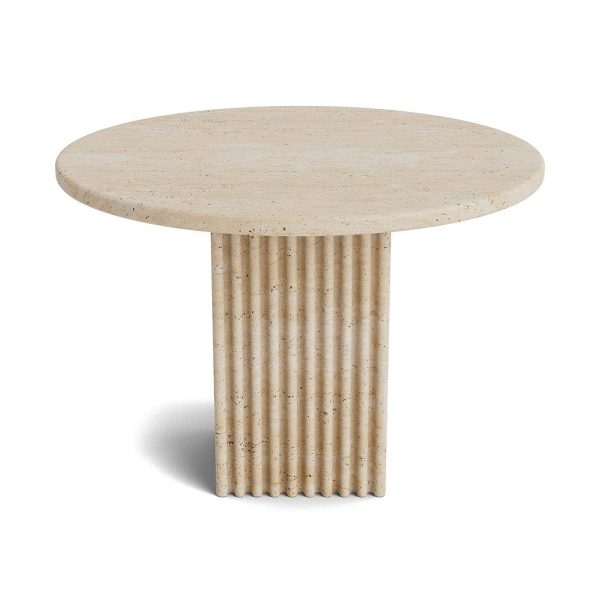 Et rundt, beige stenbord med riflet sokkel, designet til Tomorrow'sDesign, isoleret på en hvid baggrund.
