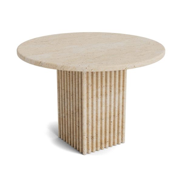 Et rundt, beigefarvet stenbord med en struktureret, ribbet sokkel fra TomorrowsDesign, isoleret på en hvid baggrund.