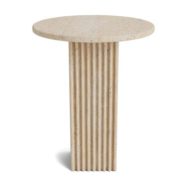 Et minimalistisk rundt stensokkelbord med en riflet søjlebase, designet af TomorrowsDesign, isoleret på en hvid baggrund. Bordoverfladen og bunden udviser en naturstensstruktur.