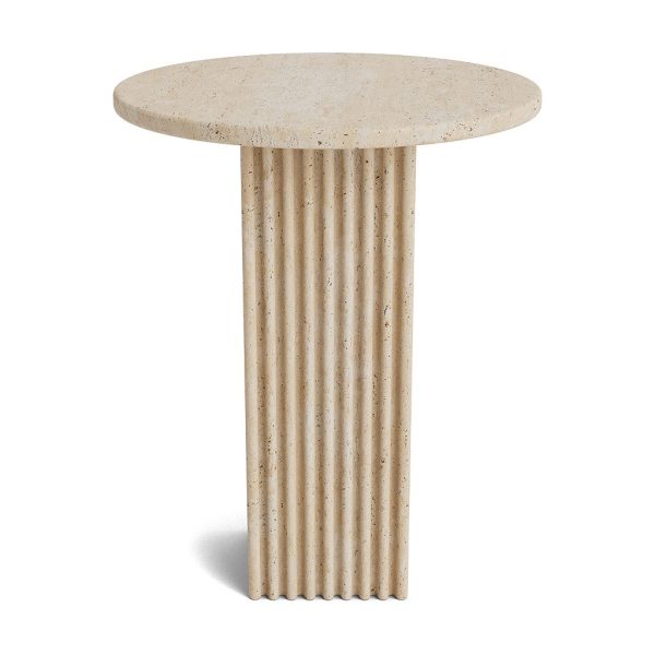 Et minimalistisk rundt stensokkelbord med en riflet søjlebase, designet af TomorrowsDesign, isoleret på en hvid baggrund. Bordoverfladen og bunden udviser en naturstensstruktur.