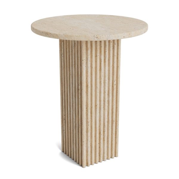 Et rundt, riflet søjlesokkelbord designet med beige sten, isoleret på en hvid baggrund. Bordet har en glat plade og lodret rillede sider.