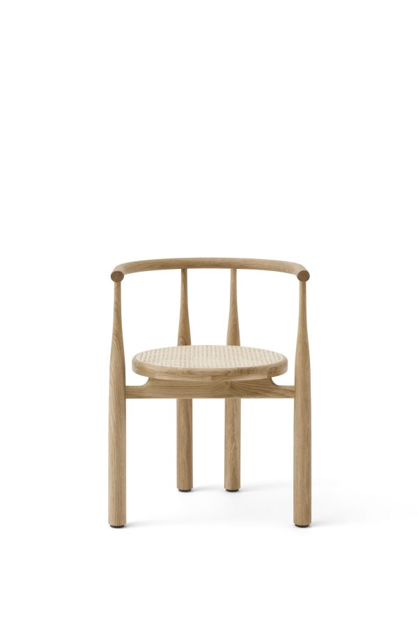 En minimalistisk træstol med buet ryglæn og vævet sæde, isoleret på en hvid baggrund, der inkarnerer etosen fra TomorrowsDesign.