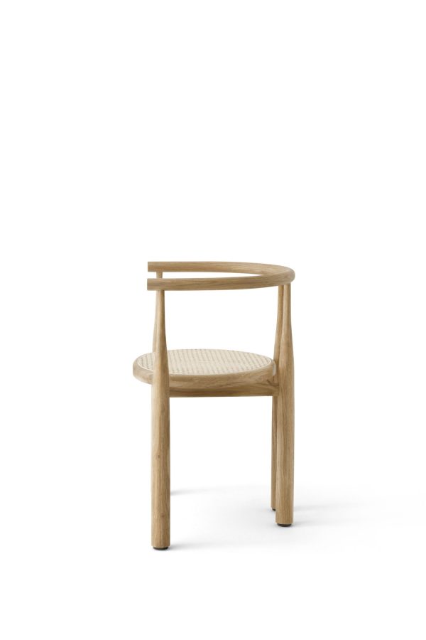En let træstol med buet ryglæn og et vævet sæde, med skandinavisk design, isoleret på en hvid baggrund.