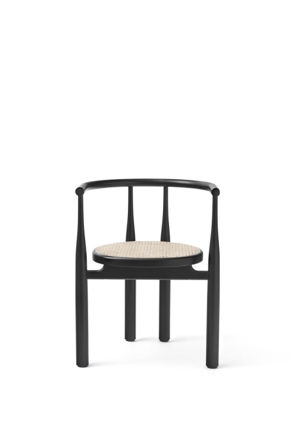 En minimalistisk sort stol med et buet ryglæn og et vævet sæde, sat mod en almindelig hvid baggrund, legemliggør TomorrowsDesigns etos.