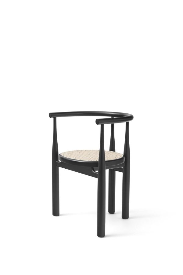 En sort stol i skandinavisk stil med buet ryglæn og et vævet sæde, placeret på en almindelig hvid baggrund, eksemplificerer elegant designmøbler.