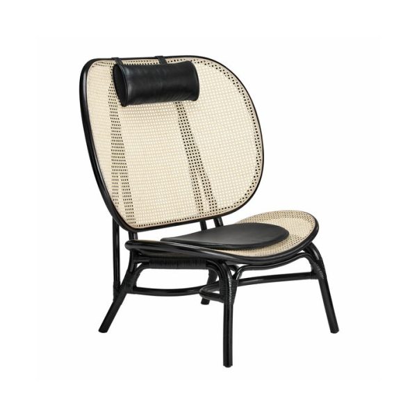 En moderne stol med sort metalstel og beige perforeret sæde og ryglæn, med et buet design og en sort nakkestøttepude.