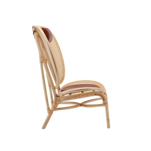 Set fra siden af en lysebrun rattanstol med buet ryg og vævet sæde, designet til moderne interiør, isoleret på en hvid baggrund.