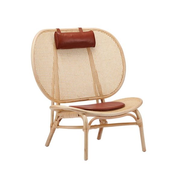 En moderne rattanstol med et buet stel og en lys beige finish, med vævet ryglæn og sæde. Den har en afrundet nakkestøtte i læder og en matchende lædersædehynde designet af TomorrowsDesign.