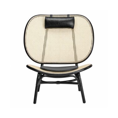 En moderne stol med sort stel og vævet rattan sæde og ryglæn, med et buet design og en sort læder nakkestøtte. Stolen er isoleret på en hvid baggrund.