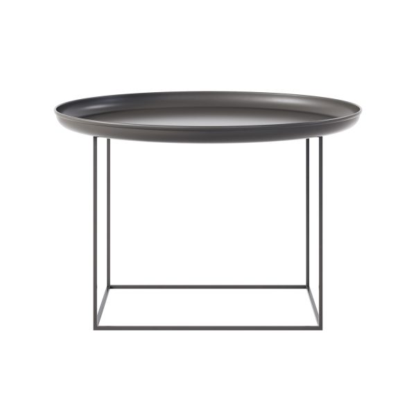 En moderne, minimalistisk NORR11 - Duke Sofabord Ø70 med en matsort top og en tynd metalramme, designet som et elegant stykke interiør, isoleret på en hvid baggrund.