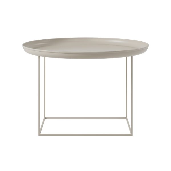 En minimalistisk moderne NORR11 - Duke Sofabord Ø70 med en rund beige top og en tynd firkantet hvid metalramme, isoleret på en hvid baggrund.