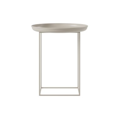 En minimalistisk moderne NORR11 - Duke Sidebord med en cirkulær beige top og en slank, rektangulær metalramme, isoleret på en hvid baggrund.