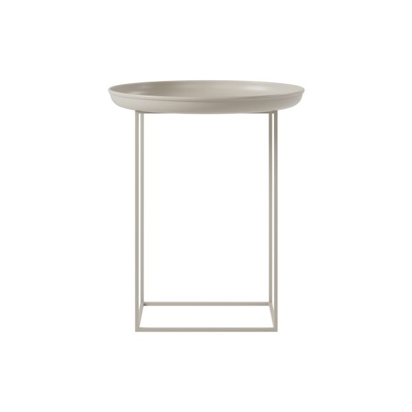 En minimalistisk moderne NORR11 - Duke Sidebord med en cirkulær beige top og en slank, rektangulær metalramme, isoleret på en hvid baggrund.