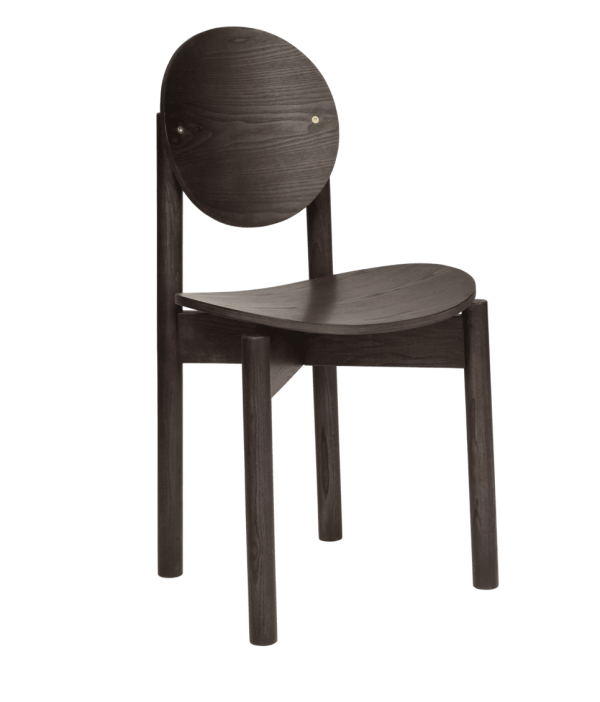 En minimalistisk OYOY - OY Spisebordsstol med et rundt ryglæn og et fladt sæde, stående mod en solid grøn baggrund.