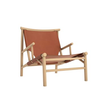 En moderne skandinavisk design lænestol med en let træramme og terracotta stof, isoleret på en hvid baggrund.