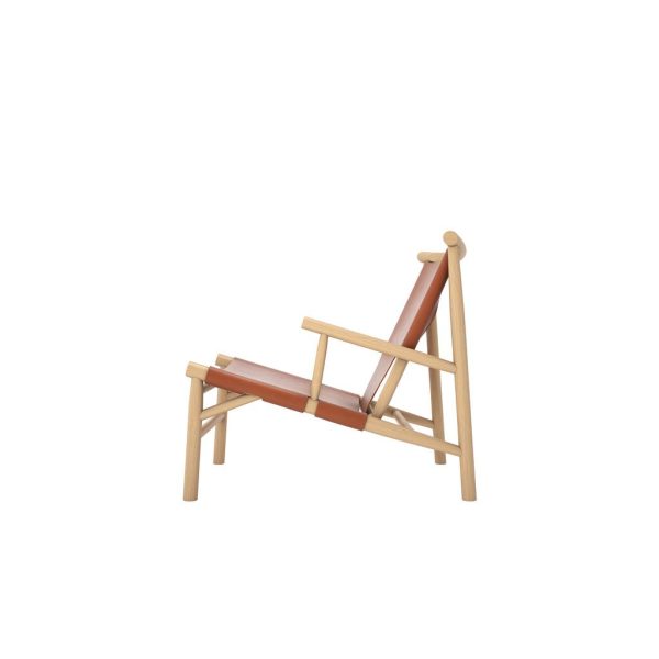 En minimalistisk loungestol i træ med et skrå ryg- og sædedesign beklædt med brunt læder, placeret mod en almindelig hvid baggrund, indkapsler perfekt moderne design.
