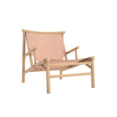 En enkel dækstol i beige lærred med en træramme, isoleret på en hvid baggrund, indkapsler minimalistisk design.