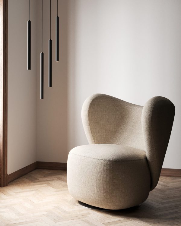 En moderne beige lænestol i et minimalistisk rum med sildebenstrægulv, nær et hjørne med NORR11 - Pipe Two Pendel hængende lamper og et smalt vindue, der kaster dagslys.