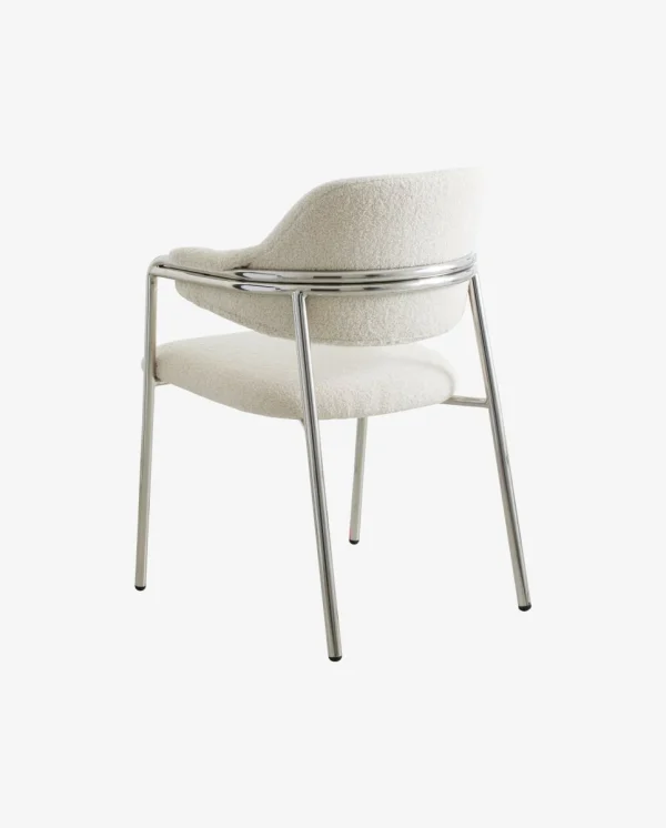 En moderne designstol med buet stel i poleret krom og hvidt polstret sæde og ryglæn, isoleret på hvid baggrund.