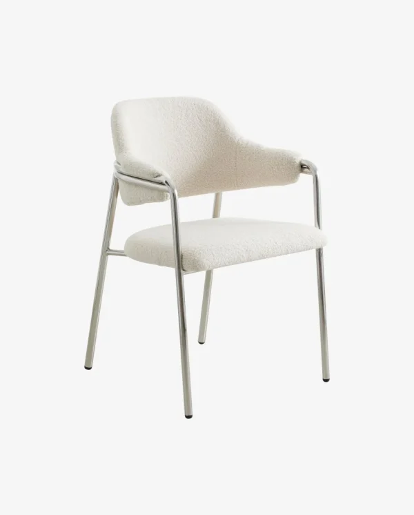 En moderne stol med et slankt metalstel og interiørdesign med hvidt tekstureret polstring på både sæde og ryglæn, sat mod en almindelig hvid baggrund.