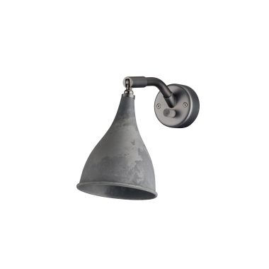 En vægmonteret lampet i vintagestil med en slidt metalfinish og en konisk skærm, fastgjort til en cirkulær base. NORR11 - Le Six Væglampe