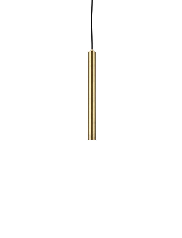 EN NORR11 - Pipe One Pendel pendel med en cylindrisk guldskærm, der hænger i et sort kabel mod en solid hvid baggrund.