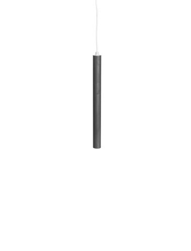 EN NORR11 - Pipe One Pendel pendel hængende fra et hvidt loft med et tyndt kabel, isoleret på en almindelig hvid baggrund.