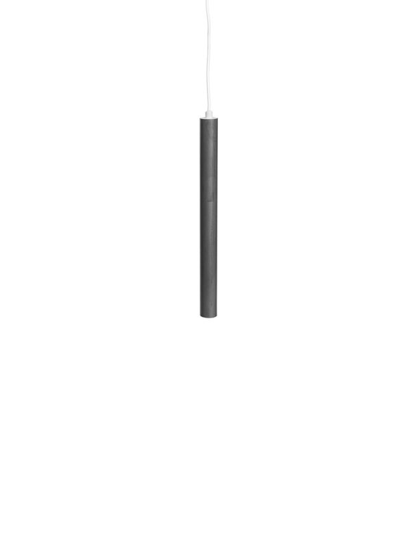 EN NORR11 - Pipe One Pendel pendel hængende fra et hvidt loft med et tyndt kabel, isoleret på en almindelig hvid baggrund.