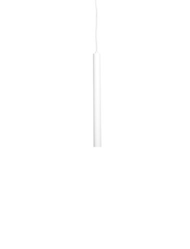 En simpel hvid NORR11 - Pipe One Pendel pendel hængende fra en hvid ledning, isoleret mod en helt hvid baggrund.