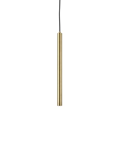 En slank, lodret pendel med en poleret guldfinish, ophængt i en sort ledning, sat mod en almindelig hvid baggrund. NORR11 - Pipe Three Pendel.