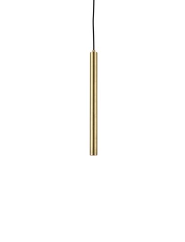 En elegant, moderne pendel med en slank guldcylindrisk skærm, der hænger i en simpel sort ledning mod en hvid baggrund. NORR11 - Pipe Two Pendel.