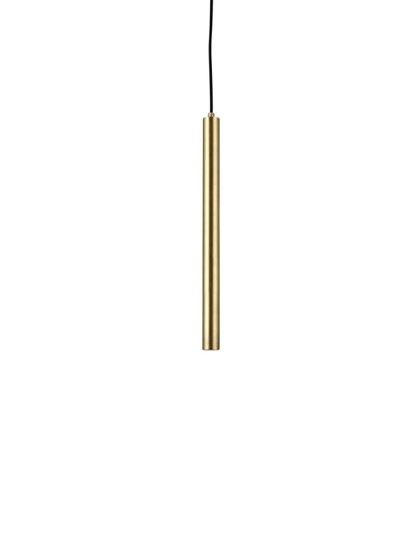En elegant, moderne pendel med en slank guldcylindrisk skærm, der hænger i en simpel sort ledning mod en hvid baggrund. NORR11 - Pipe Two Pendel.